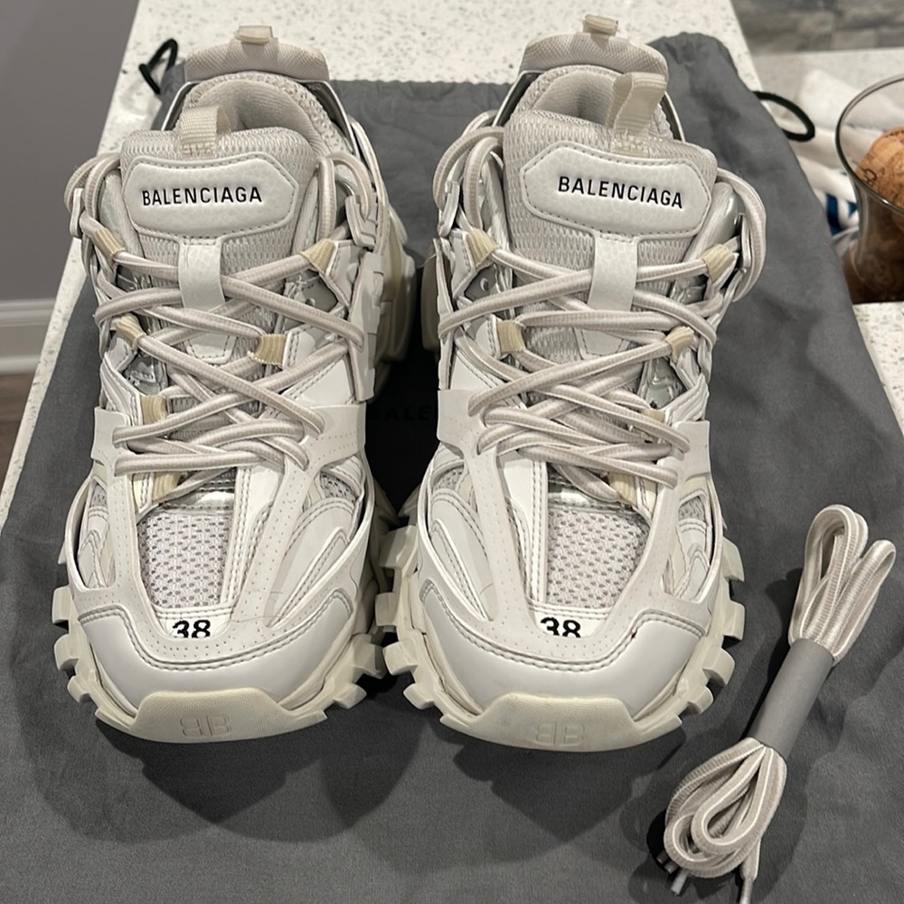 Woman’s track sneakers white size 8 (38)